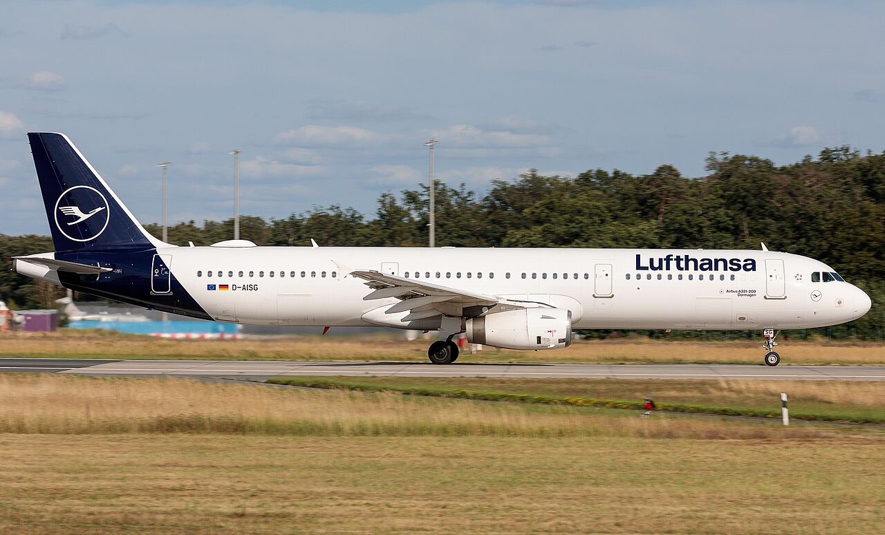 „Dormagen“ fliegt um die Welt: Stadt feiert 25 Jahre Taufpatenschaft mit Lufthansa Airbus